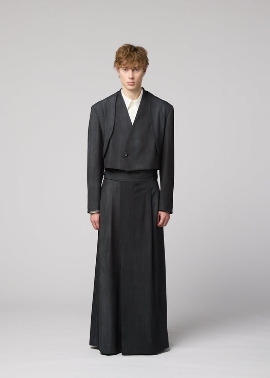 A model wears the IM MEN GRADATION WOOL gradation-wool-short-jacket-blue.