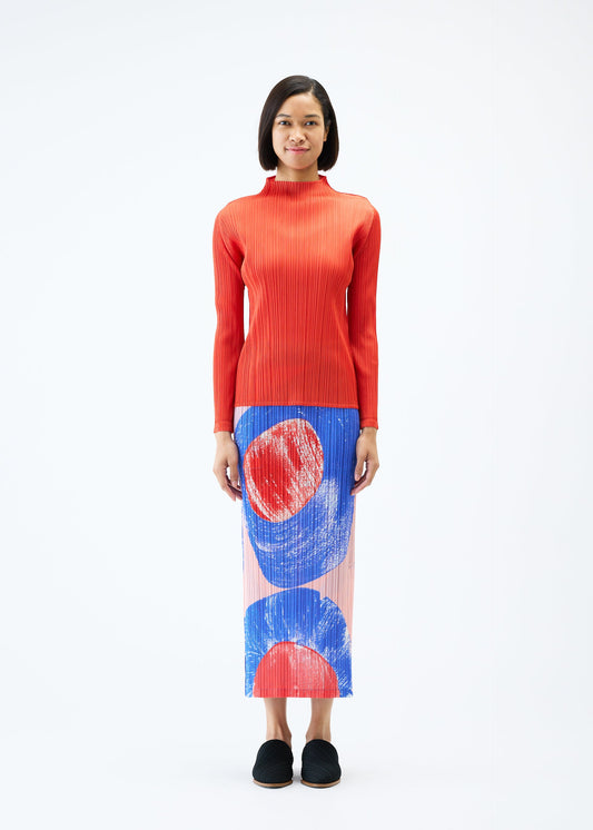 A model wears the PLEATS PLEASE ISSEY MIYAKE BACKLIGHT skirt.
