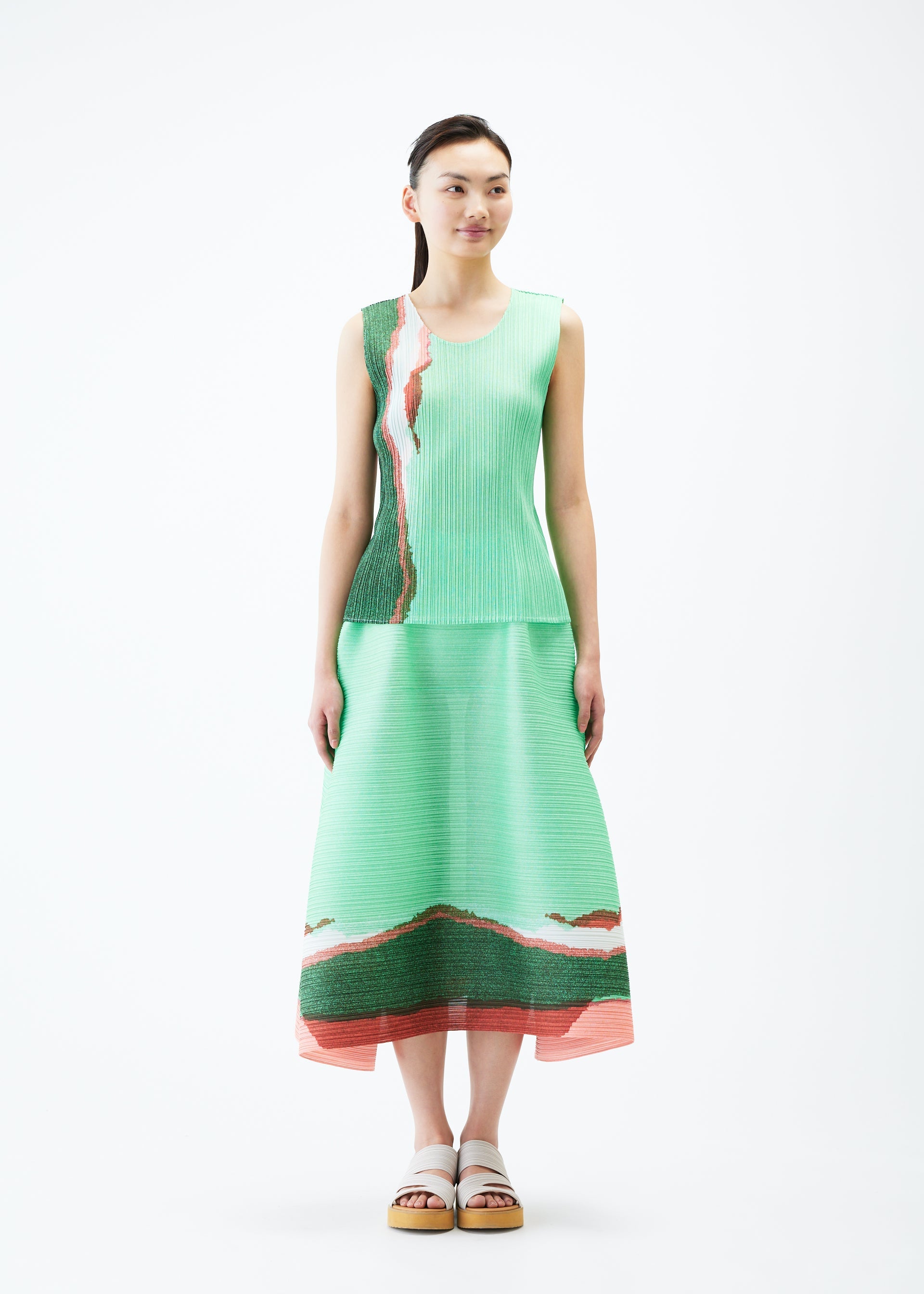 A model wears the PLEATS PLEASE ISSEY MIYAKE GRAINY COLORS skirt.