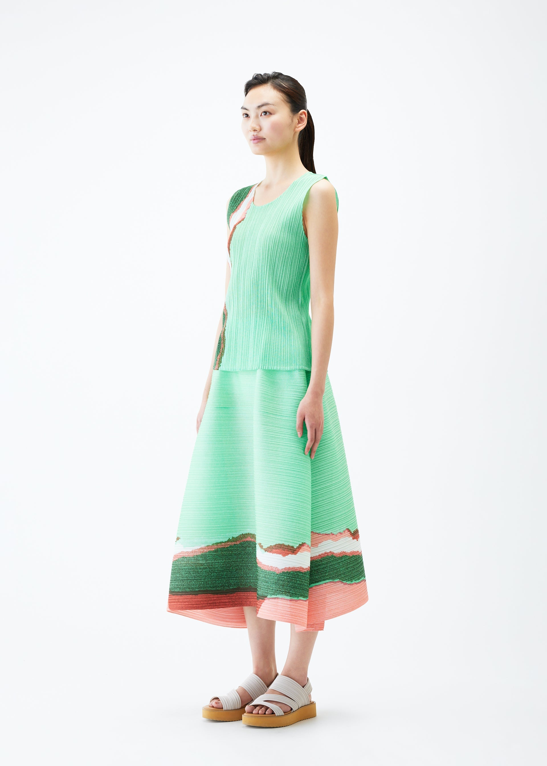 A model wears the PLEATS PLEASE ISSEY MIYAKE GRAINY COLORS skirt.