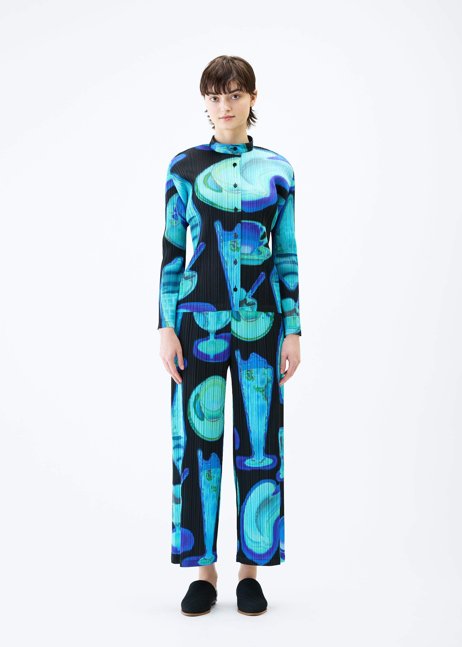A model wears the PLEATS PLEASE ISSEY MIYAKE THERMAL FOODS shirt.