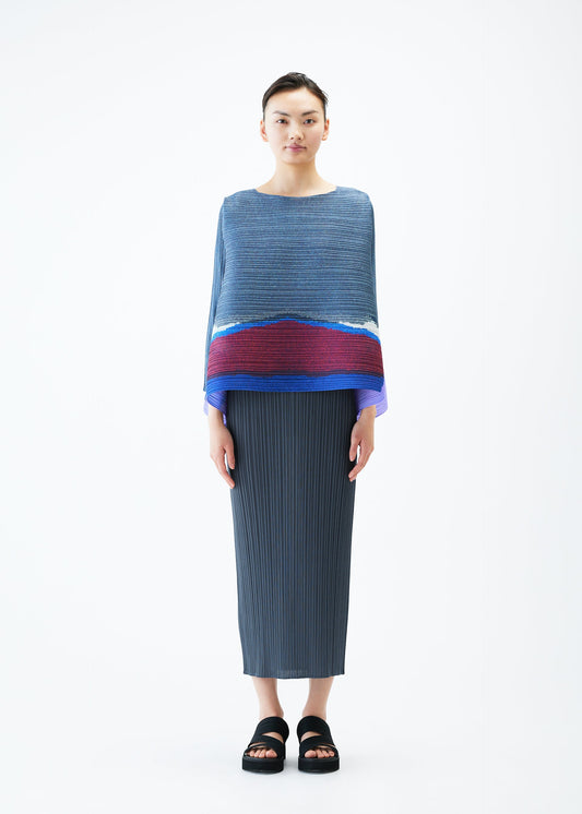 A model wears the PLEATS PLEASE ISSEY MIYAKE GRAINY COLORS top.