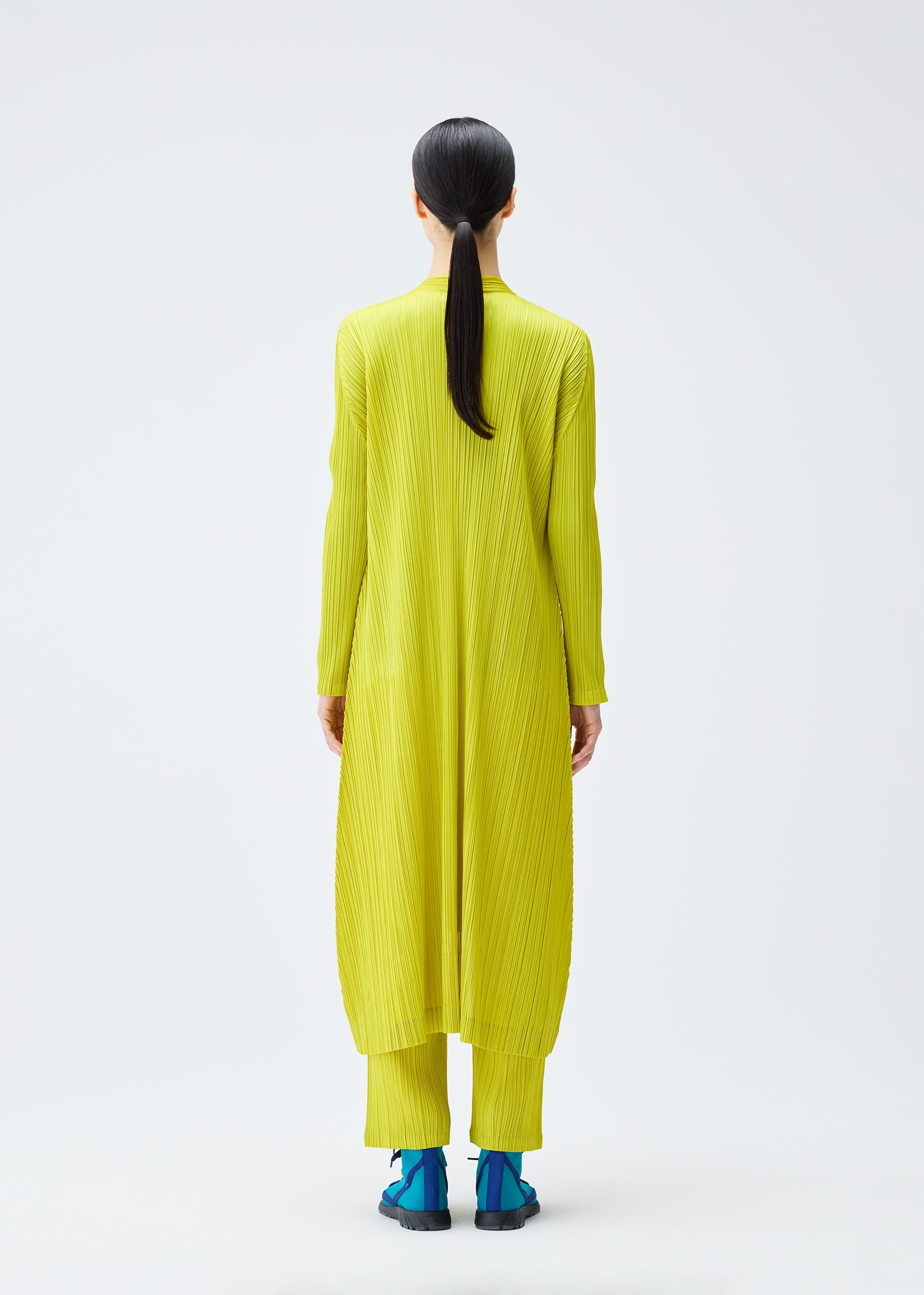 A model wears the PLEATS PLEASE ISSEY MIYAKE MONTHLY COLORS OCTOBER coat.