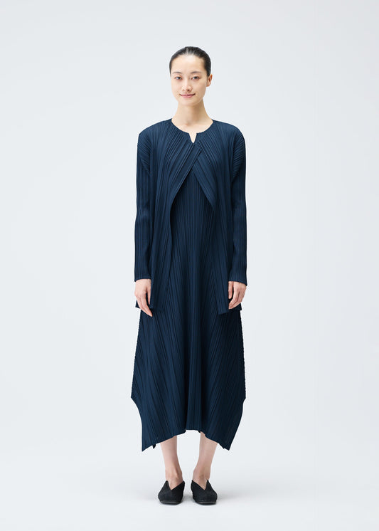 A model wears the PLEATS PLEASE ISSEY MIYAKE MELLOW PLEATS coat.