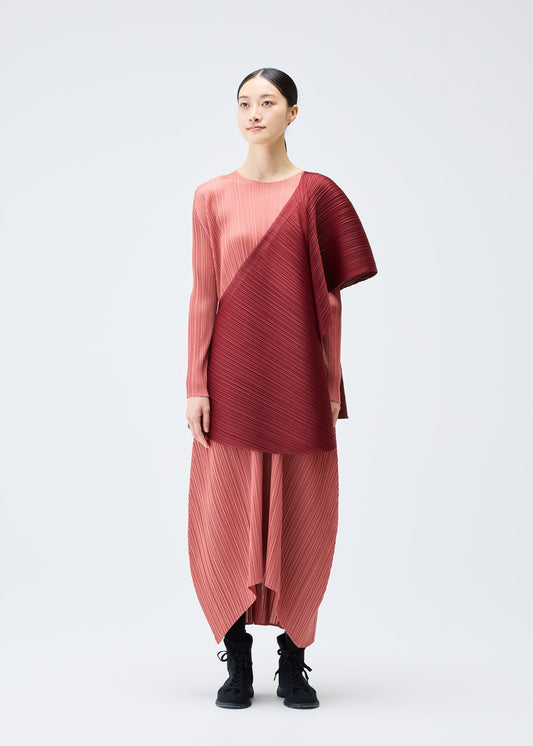 A model wears the PLEATS PLEASE ISSEY MIYAKE MONTHLY COLORS OCTOBER vest.