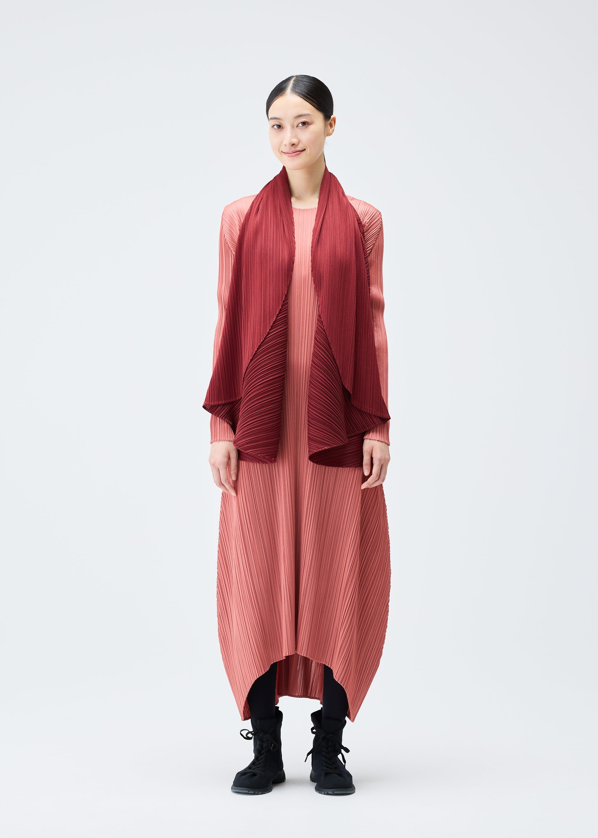 A model wears the PLEATS PLEASE ISSEY MIYAKE MONTHLY COLORS OCTOBER vest.