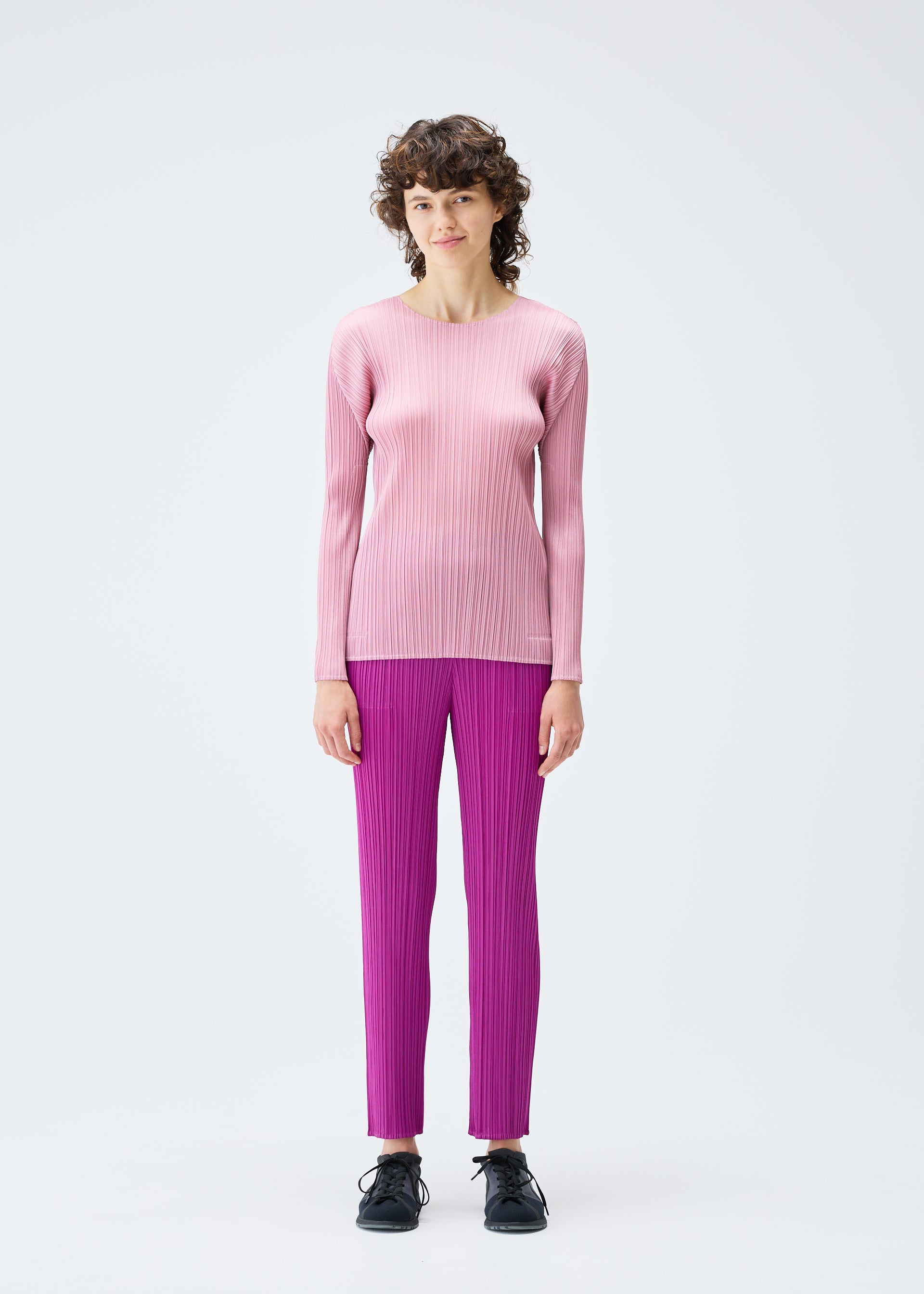 A model wears the PLEATS PLEASE ISSEY MIYAKE MONTHLY COLORS SEPTEMBER trousers.