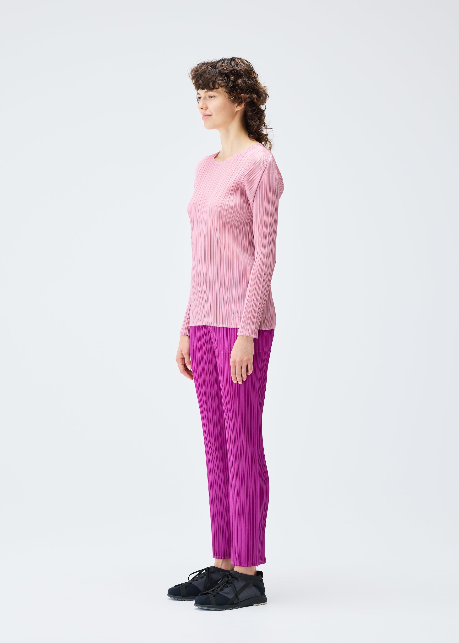 A model wears the PLEATS PLEASE ISSEY MIYAKE MONTHLY COLORS SEPTEMBER trousers.