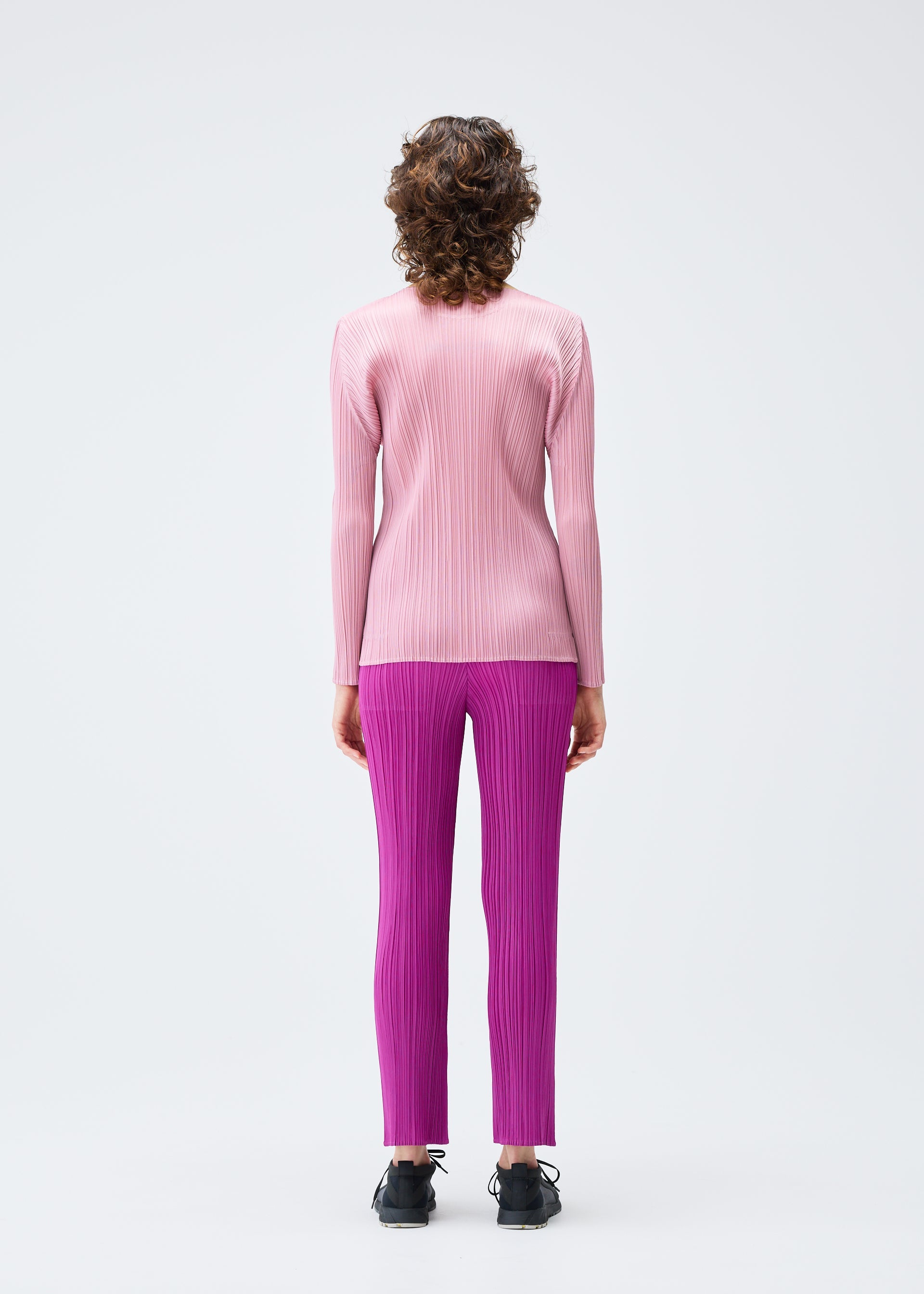 A model wears the PLEATS PLEASE ISSEY MIYAKE MONTHLY COLORS SEPTEMBER trousers.