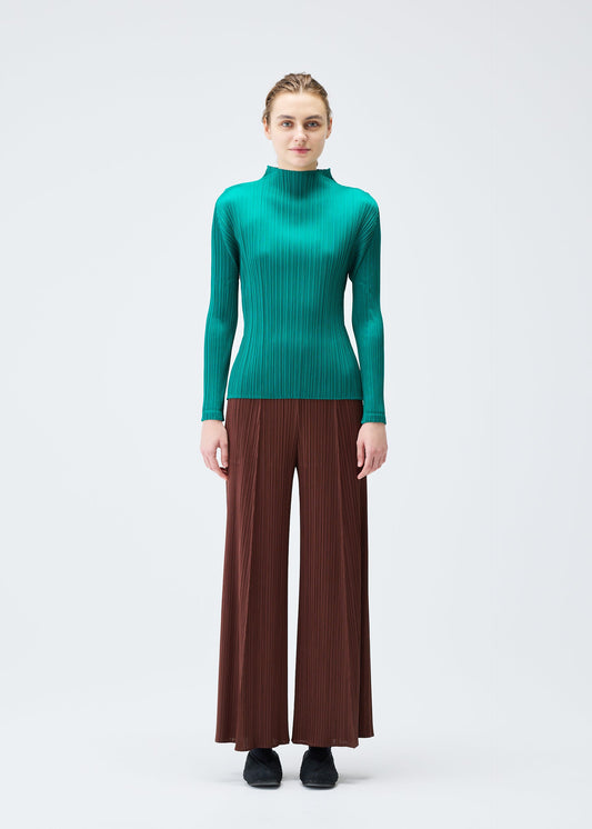 A model wears the PLEATS PLEASE ISSEY MIYAKE MONTHLY COLORS NOVEMBER trousers.