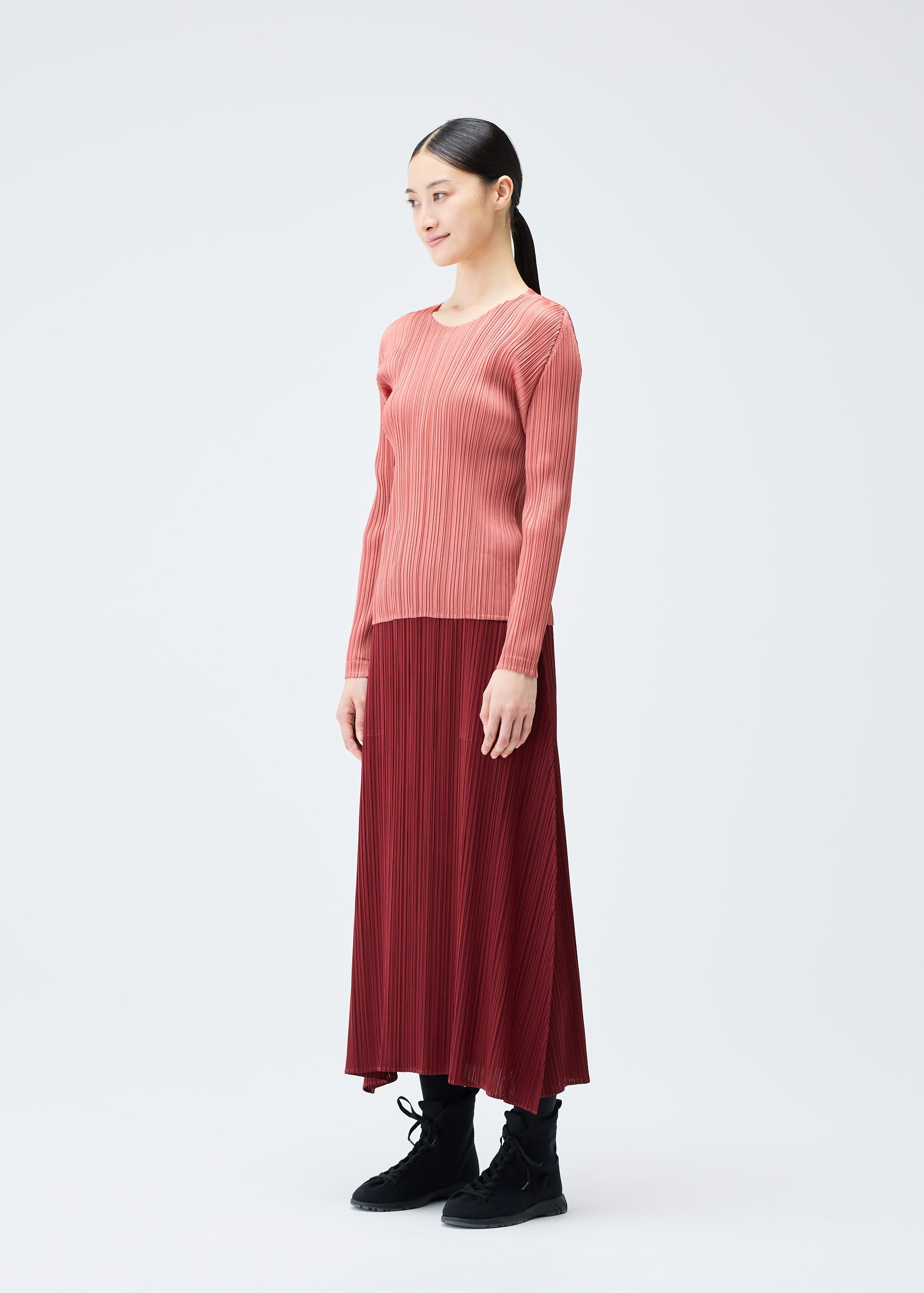 A model wears the PLEATS PLEASE ISSEY MIYAKE MONTHLY COLORS OCTOBER skirt.