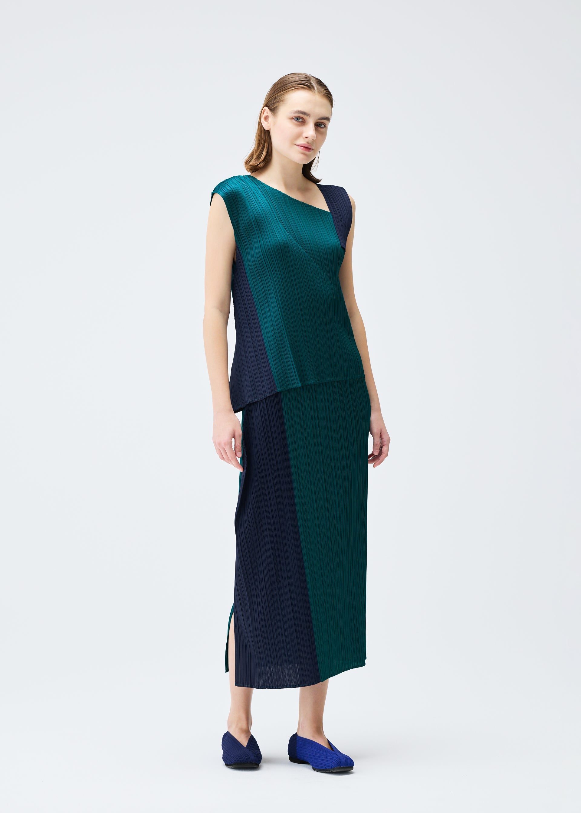 A model wears the PLEATS PLEASE ISSEY MIYAKE POINTE skirt.