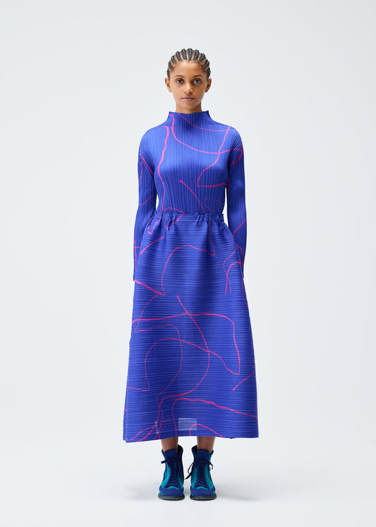 A model wears the PLEATS PLEASE ISSEY MIYAKE PAUSE skirt.