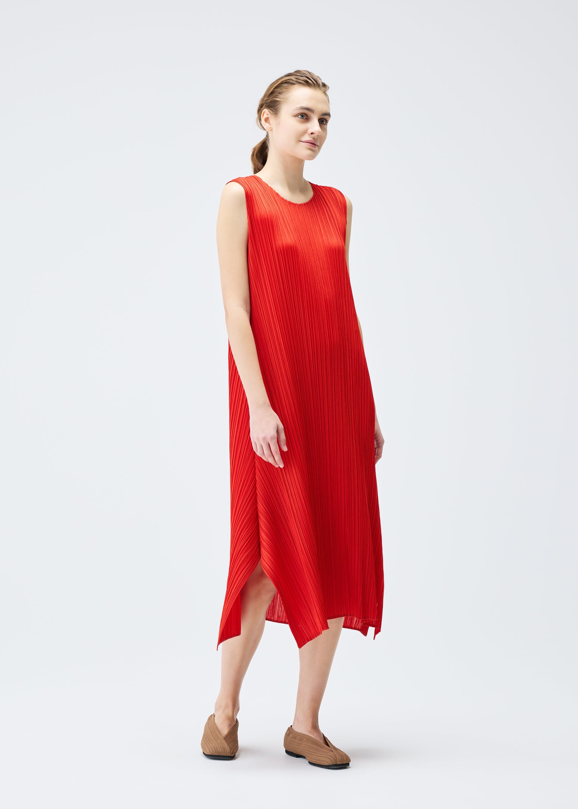 A model wears the PLEATS PLEASE ISSEY MIYAKE MONTHLY COLORS JULY dress.