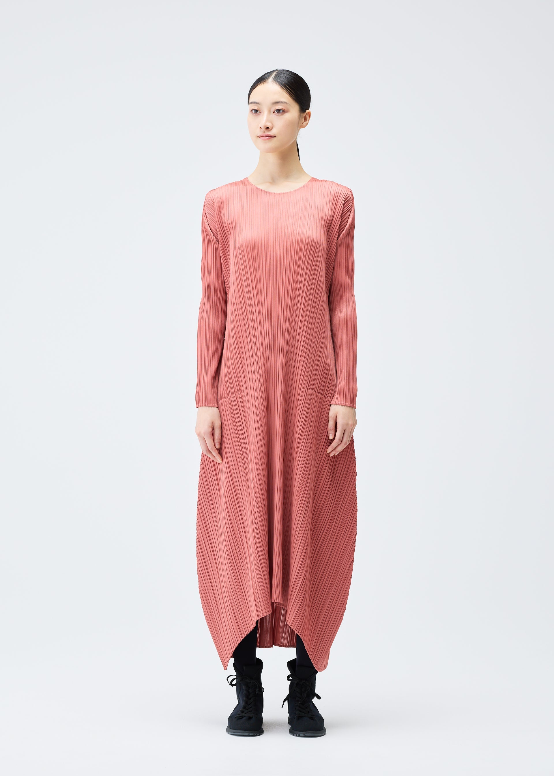 A model wears the PLEATS PLEASE ISSEY MIYAKE MONTHLY COLORS OCTOBER dress.