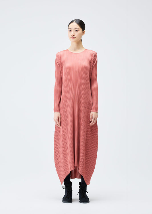 A model wears the PLEATS PLEASE ISSEY MIYAKE MONTHLY COLORS OCTOBER dress.