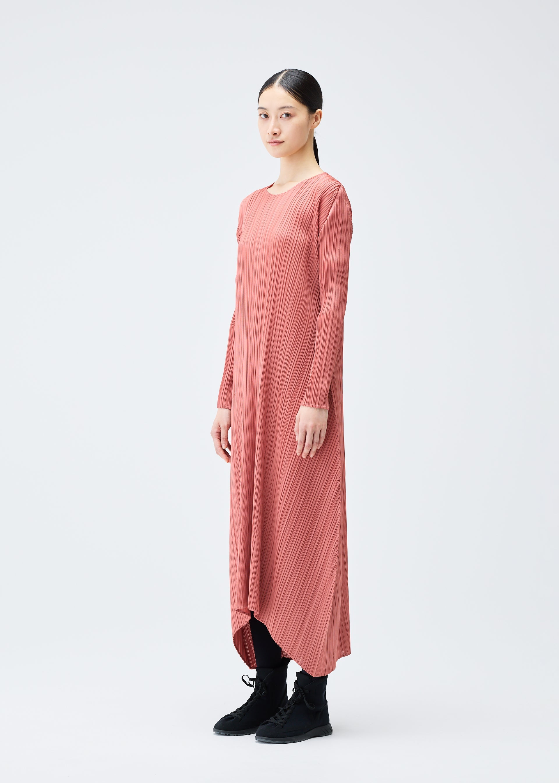 A model wears the PLEATS PLEASE ISSEY MIYAKE MONTHLY COLORS OCTOBER dress.