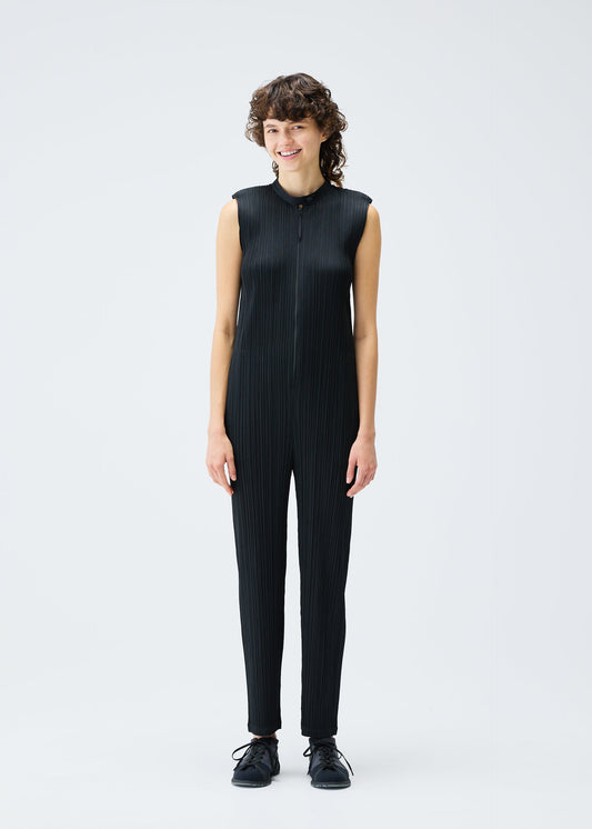 A model wears the PLEATS PLEASE ISSEY MIYAKE MONTHLY COLORS SEPTEMBER jumpsuit.