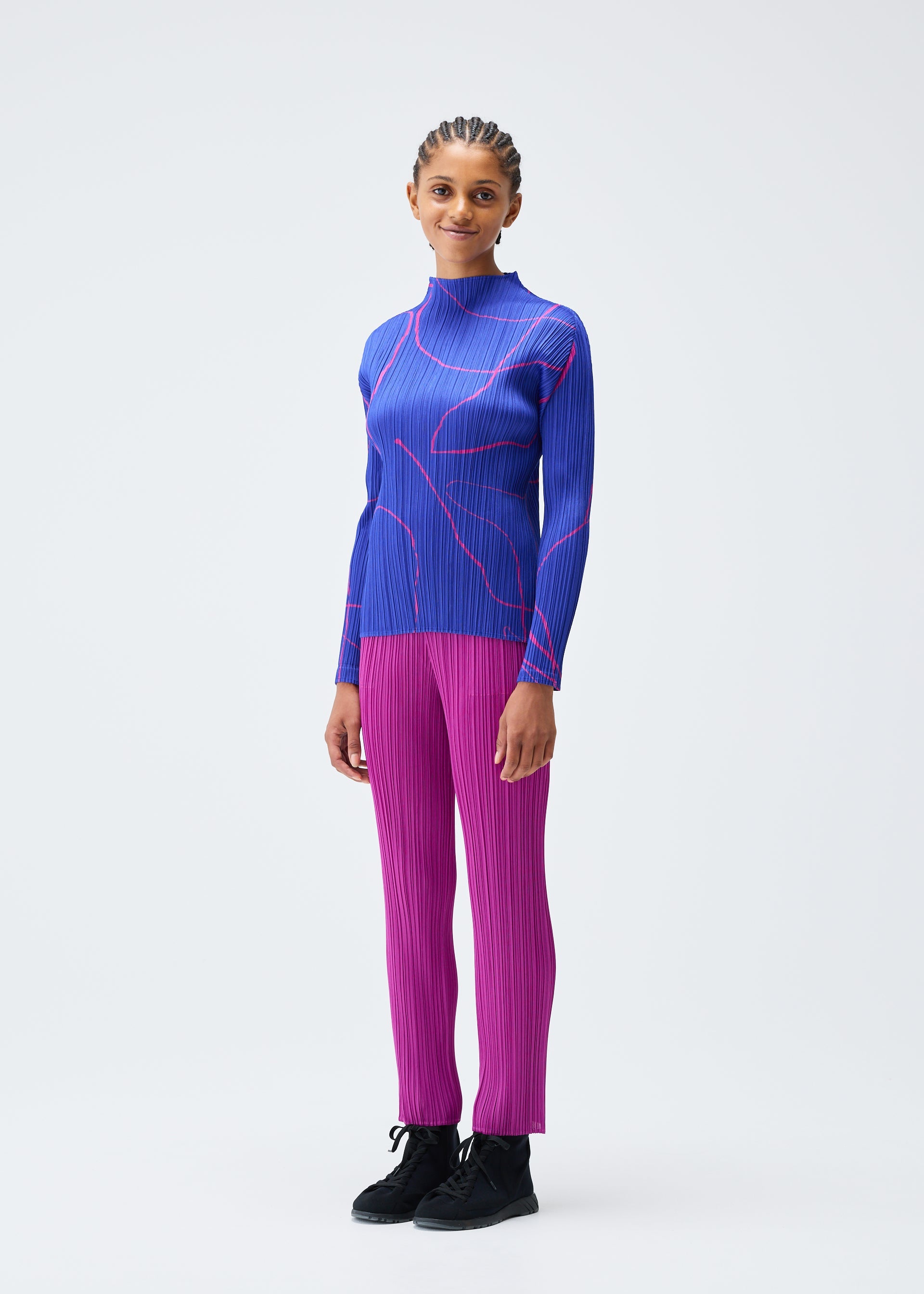 A model wears the PLEATS PLEASE ISSEY MIYAKE PAUSE top.