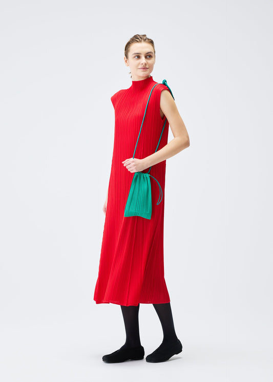 A model wears the PLEATS PLEASE ISSEY MIYAKE DEWDROP PLEATS BAG bag.