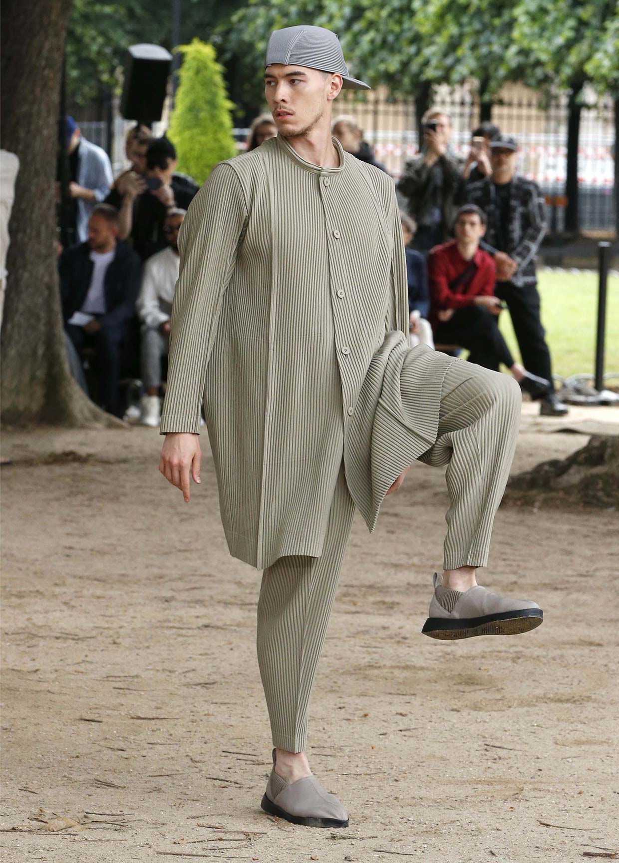 HOMME PLISSÉ ISSEY MIYAKE SPRING SUMMER 2020 COLLECTIONS 19