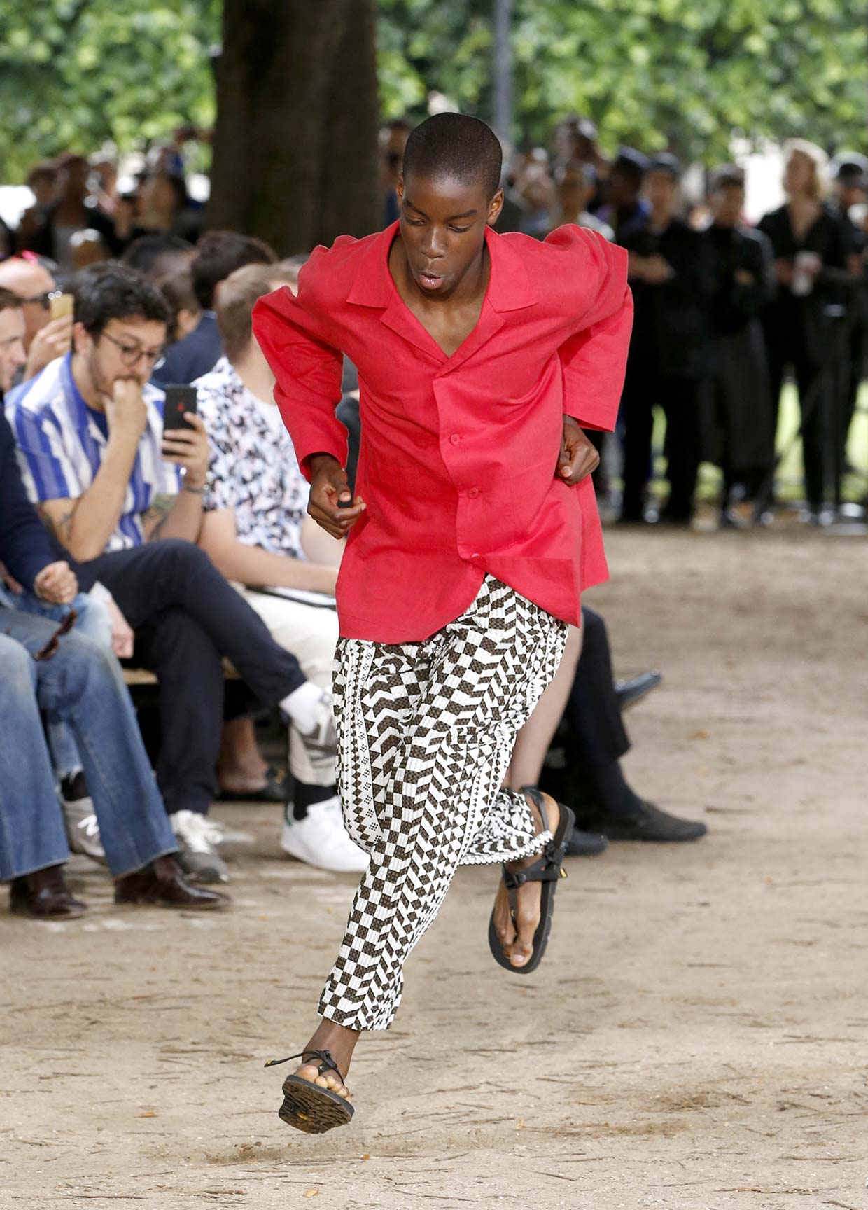 HOMME PLISSÉ ISSEY MIYAKE SPRING SUMMER 2020 COLLECTIONS 32