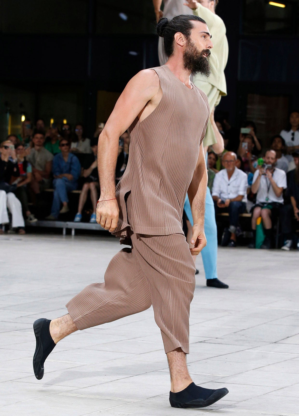 HOMME PLISSÉ ISSEY MIYAKE SPRING SUMMER 2023 COLLECTIONS14