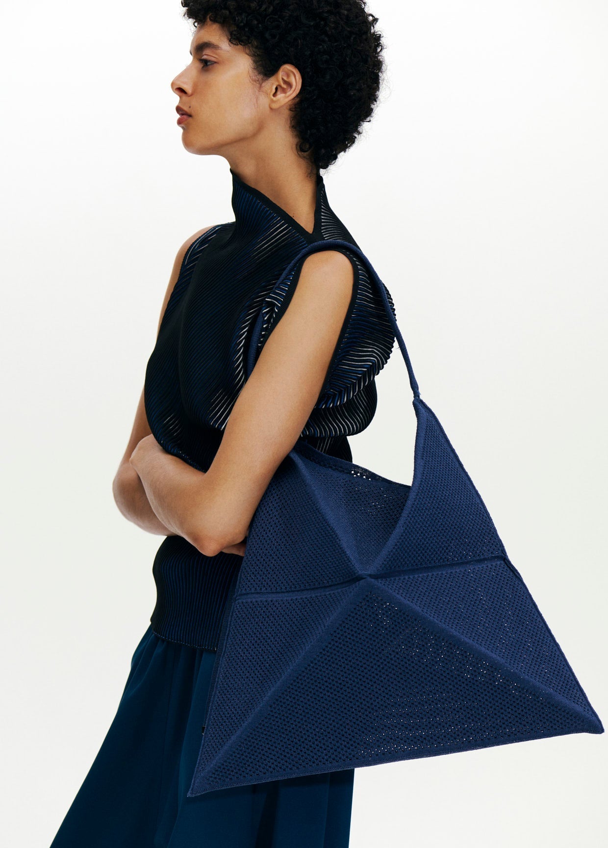 132 5. ISSEY MIYAKE LOOK 18