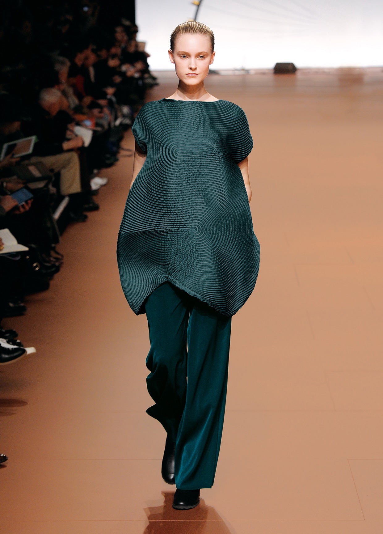 ISSEY MIYAKE AUTUMN WINTER 2014 COLLECTIONS 32