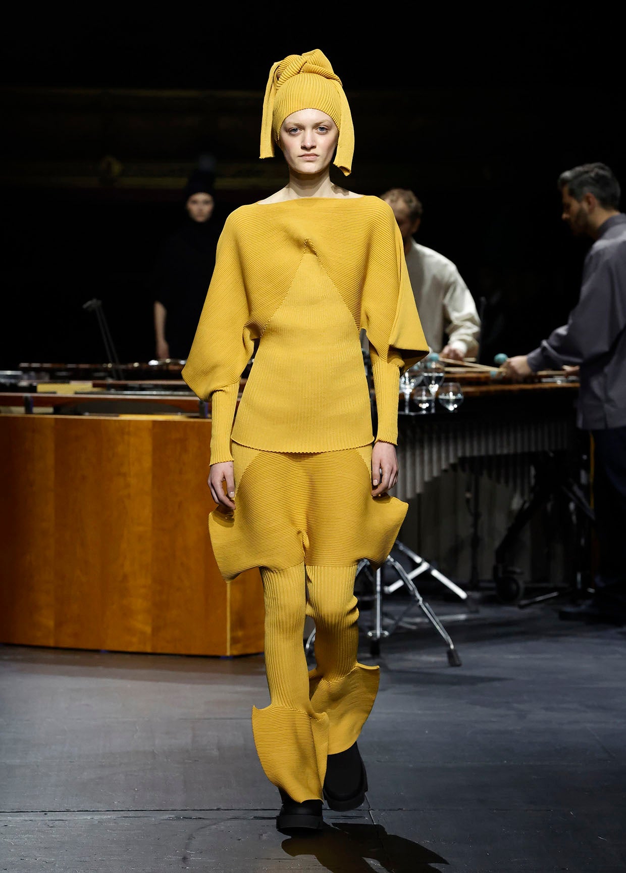 ISSEY MIYAKE AUTUMN WINTER 2023/24 COLLECTIONS 24