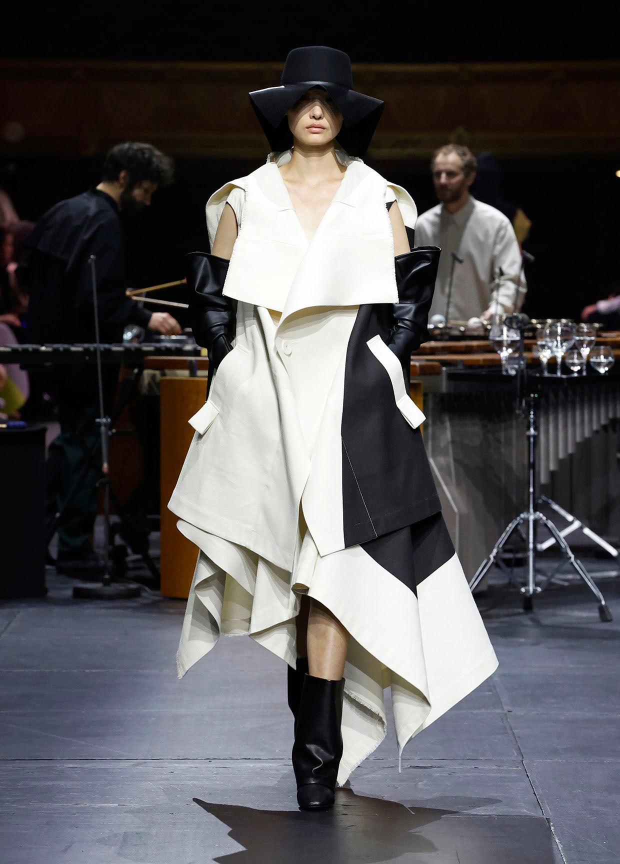 ISSEY MIYAKE AUTUMN WINTER 2023/24 COLLECTIONS 40