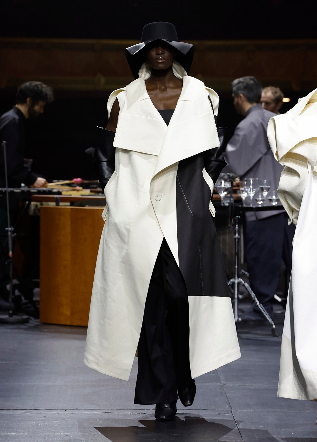 ISSEY MIYAKE AUTUMN WINTER 2023/24 COLLECTIONS 42