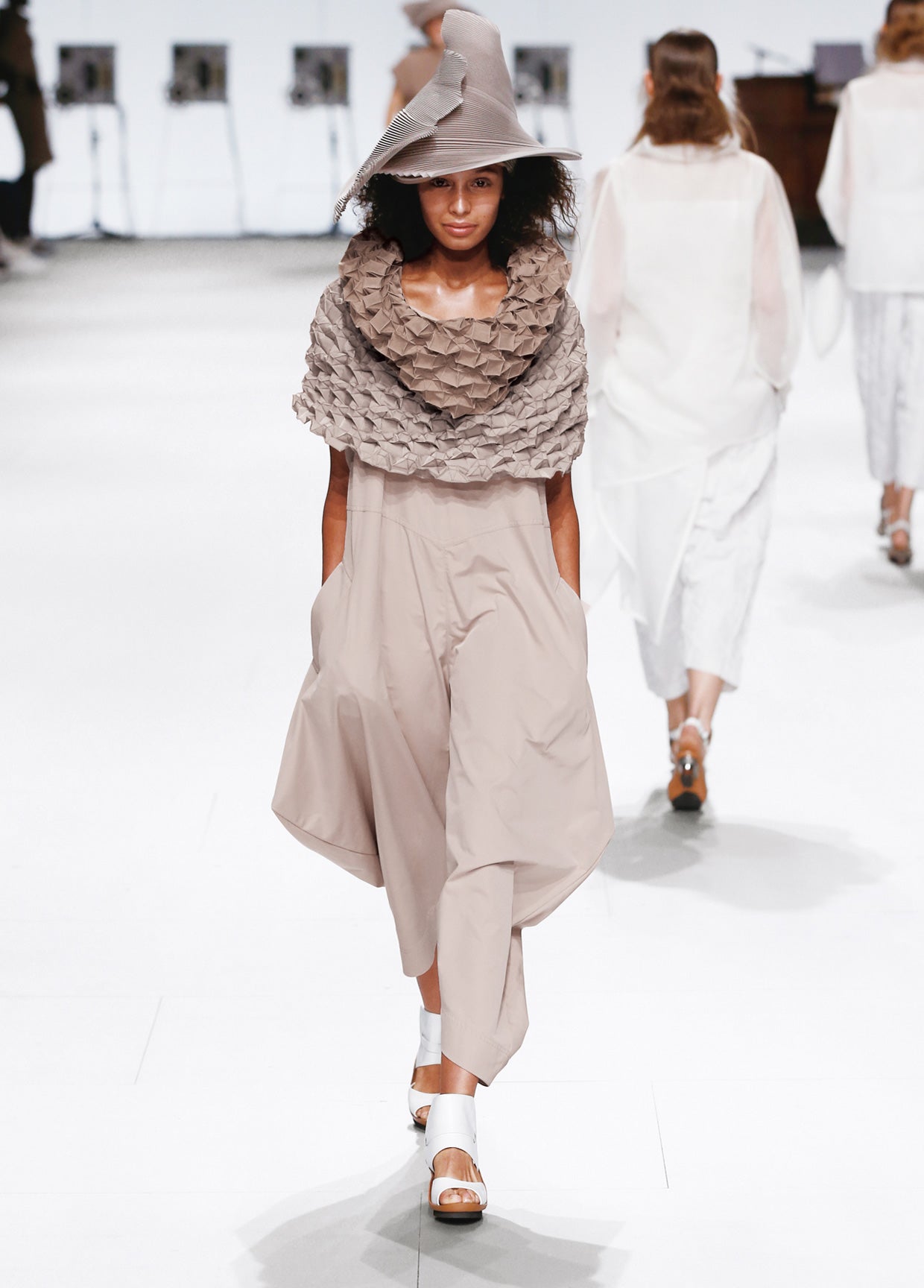 ISSEY MIYAKE SPRING SUMMER 2015 COLLECTIONS 10