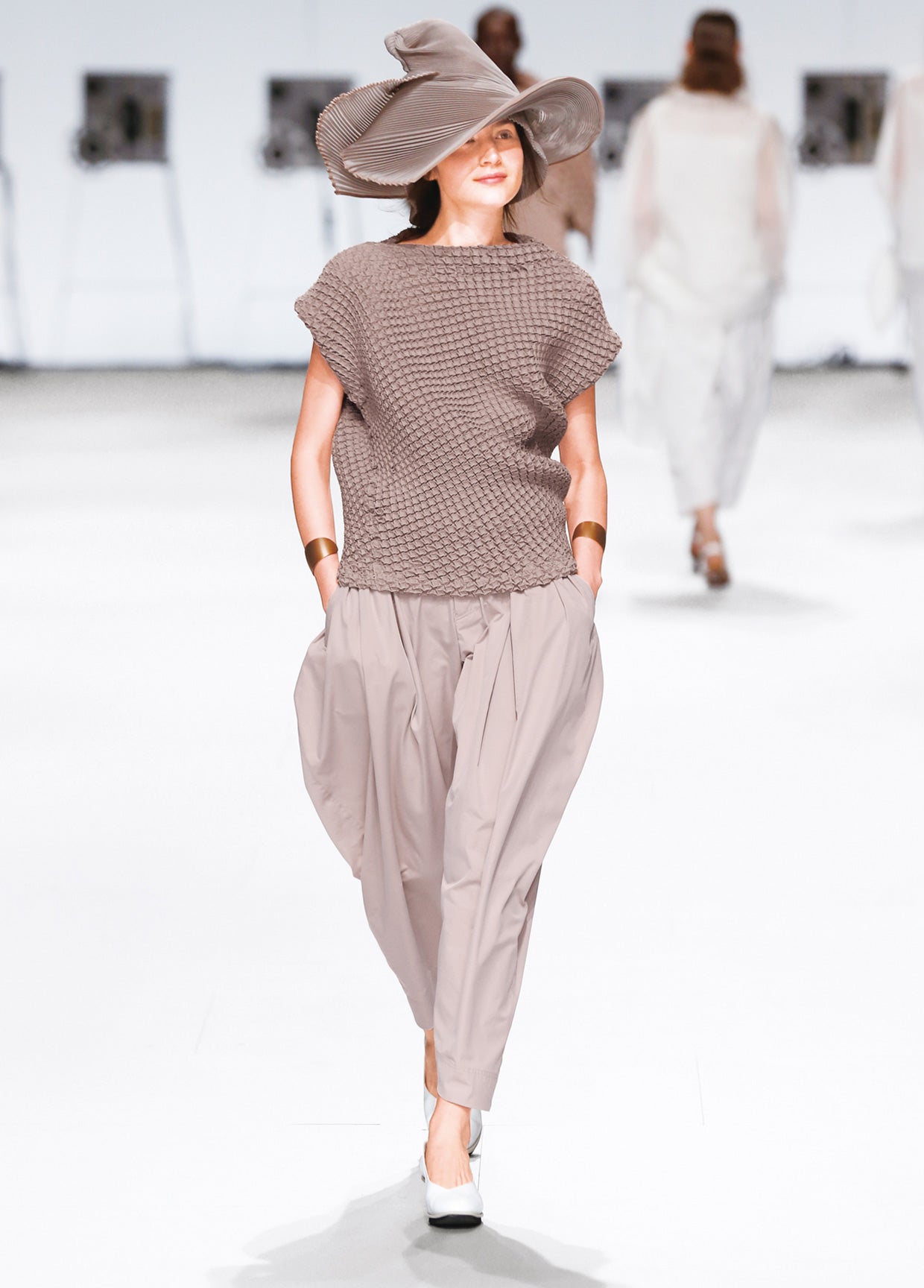 ISSEY MIYAKE SPRING SUMMER 2015 COLLECTIONS 11