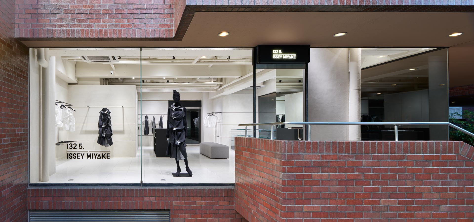 132 5. ISSEY MIYAKE / AOYAMA