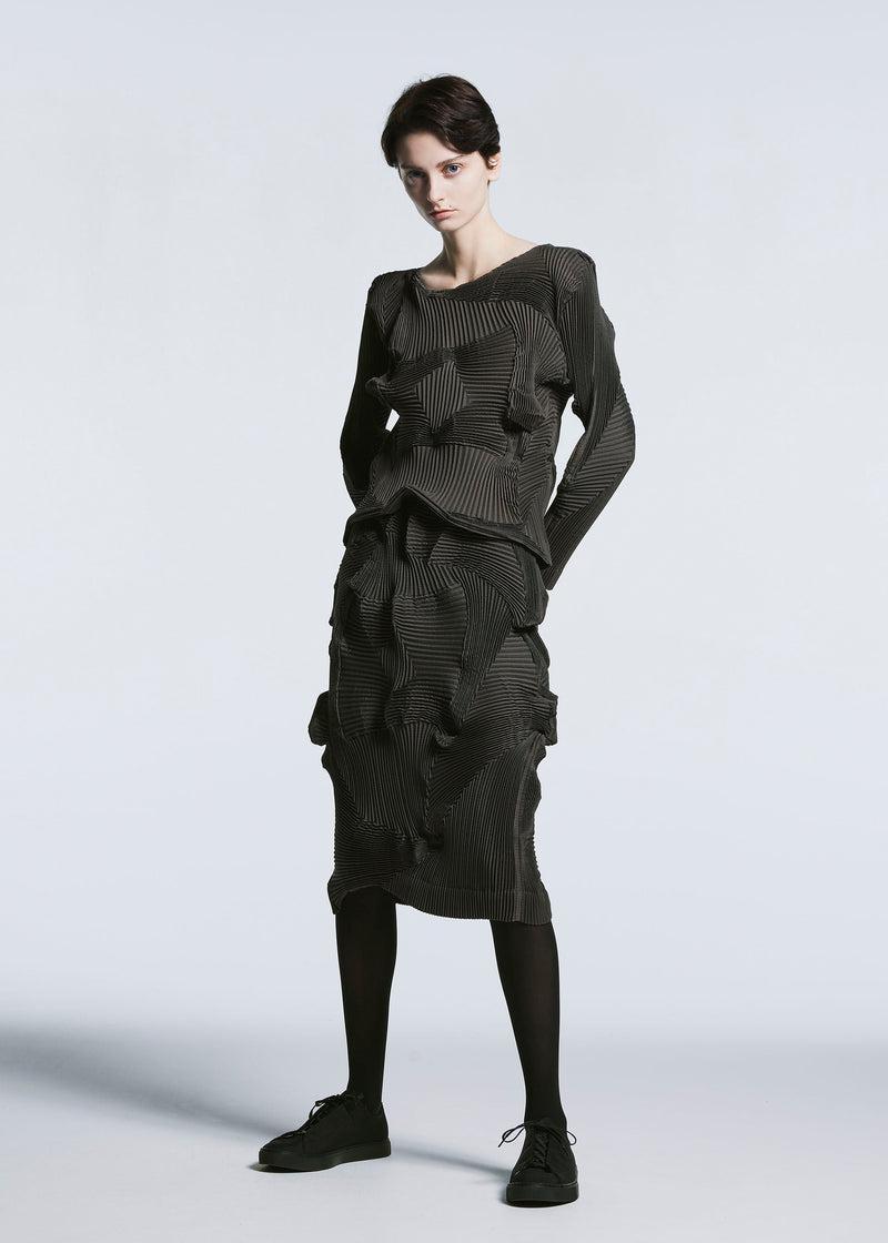 A model wears the A-POC ABLE ISSEY MIYAKE TYPE O 003 1 skirt.