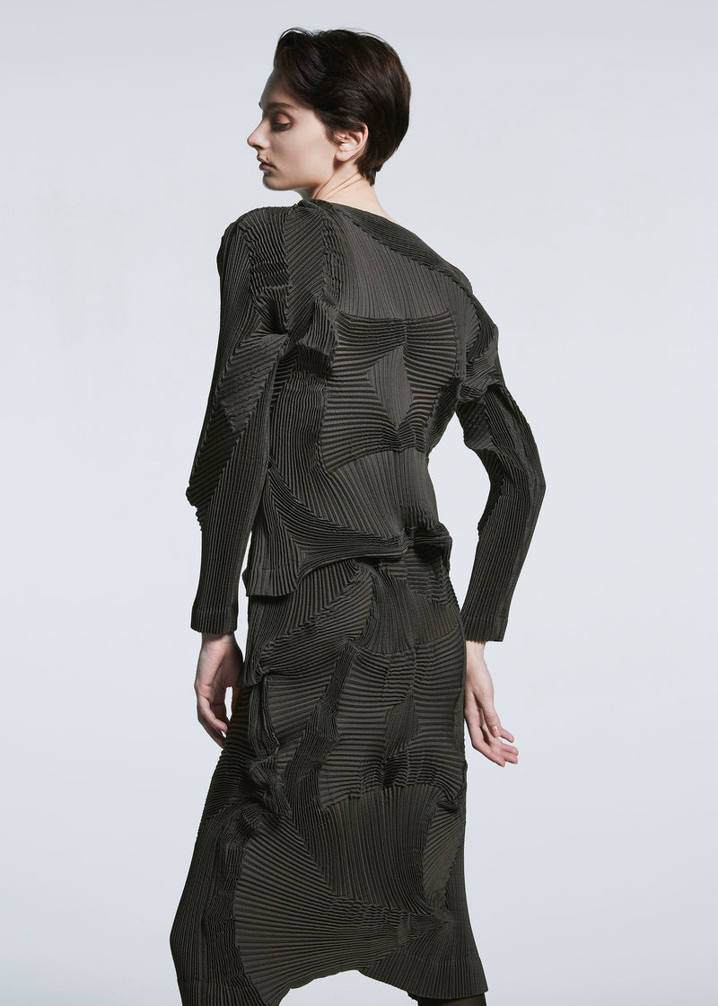 A model wears the A-POC ABLE ISSEY MIYAKE TYPE O 003 1 skirt.