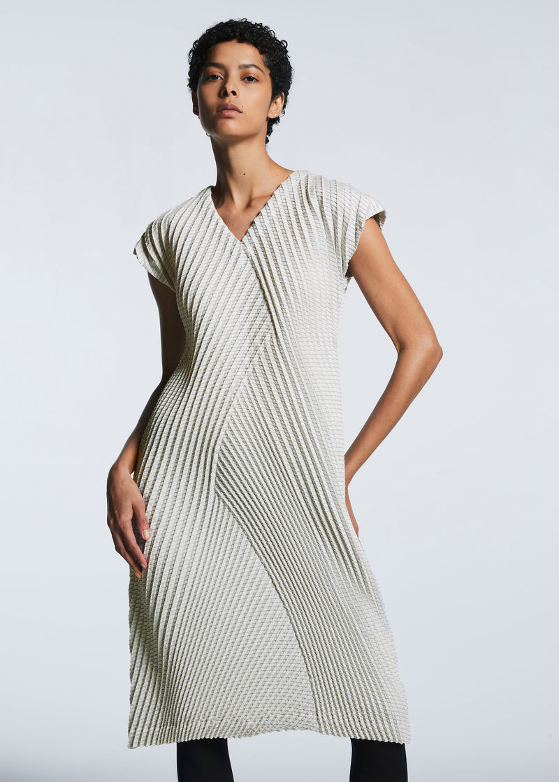 A model wears the A-POC ABLE ISSEY MIYAKE TYPE O 013 dress.