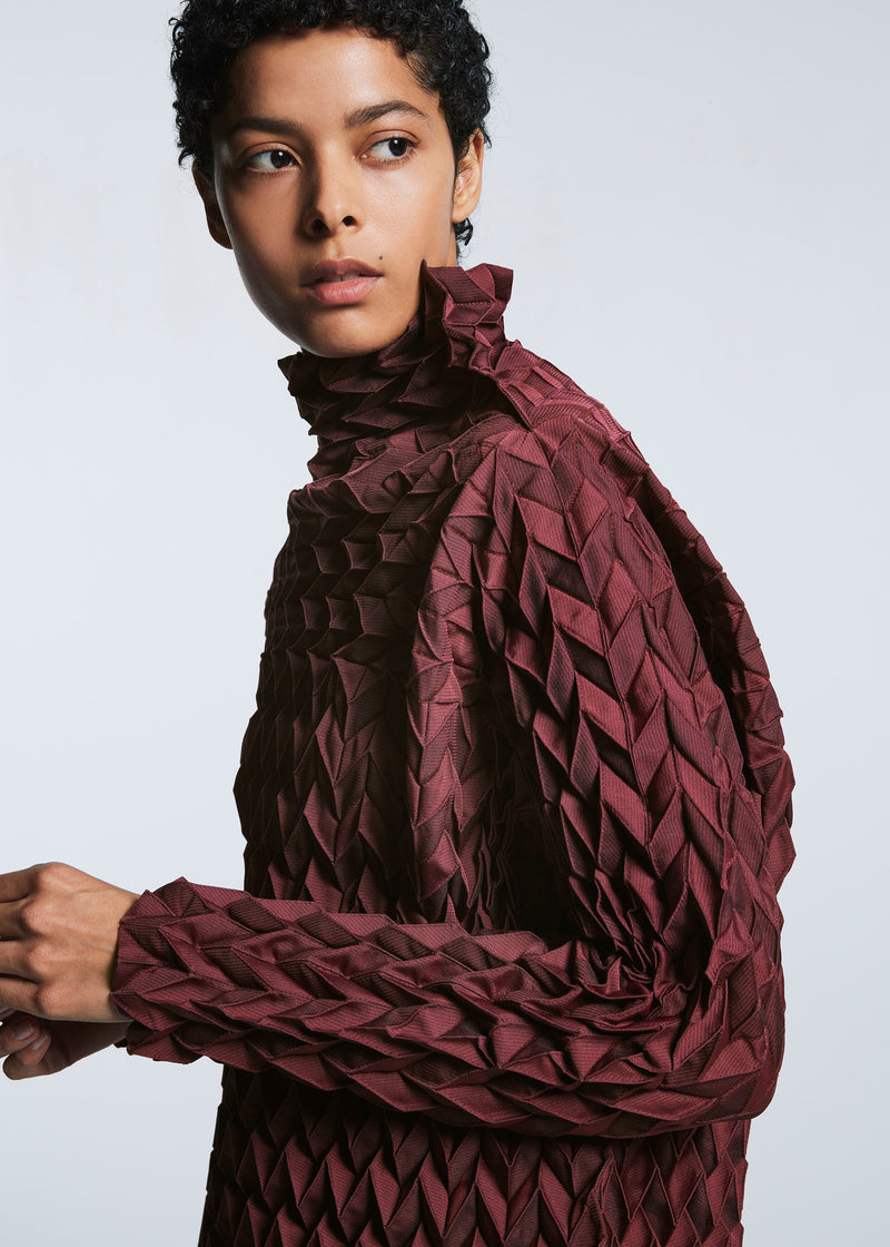 A model wears the A-POC ABLE ISSEY MIYAKE TYPE O 009 shirt.