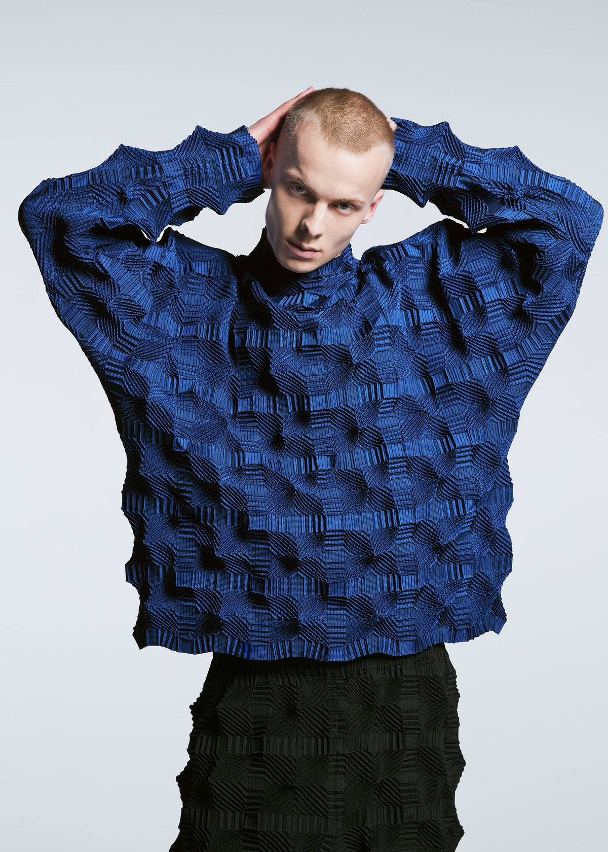 A model wears the A-POC ABLE ISSEY MIYAKE TYPE O 016 shirt.