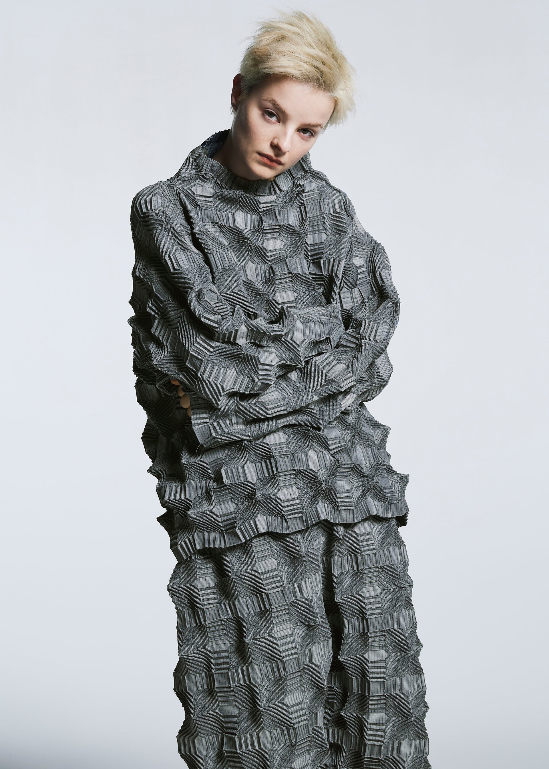 A model wears the A-POC ABLE ISSEY MIYAKE TYPE O 016 shirt.