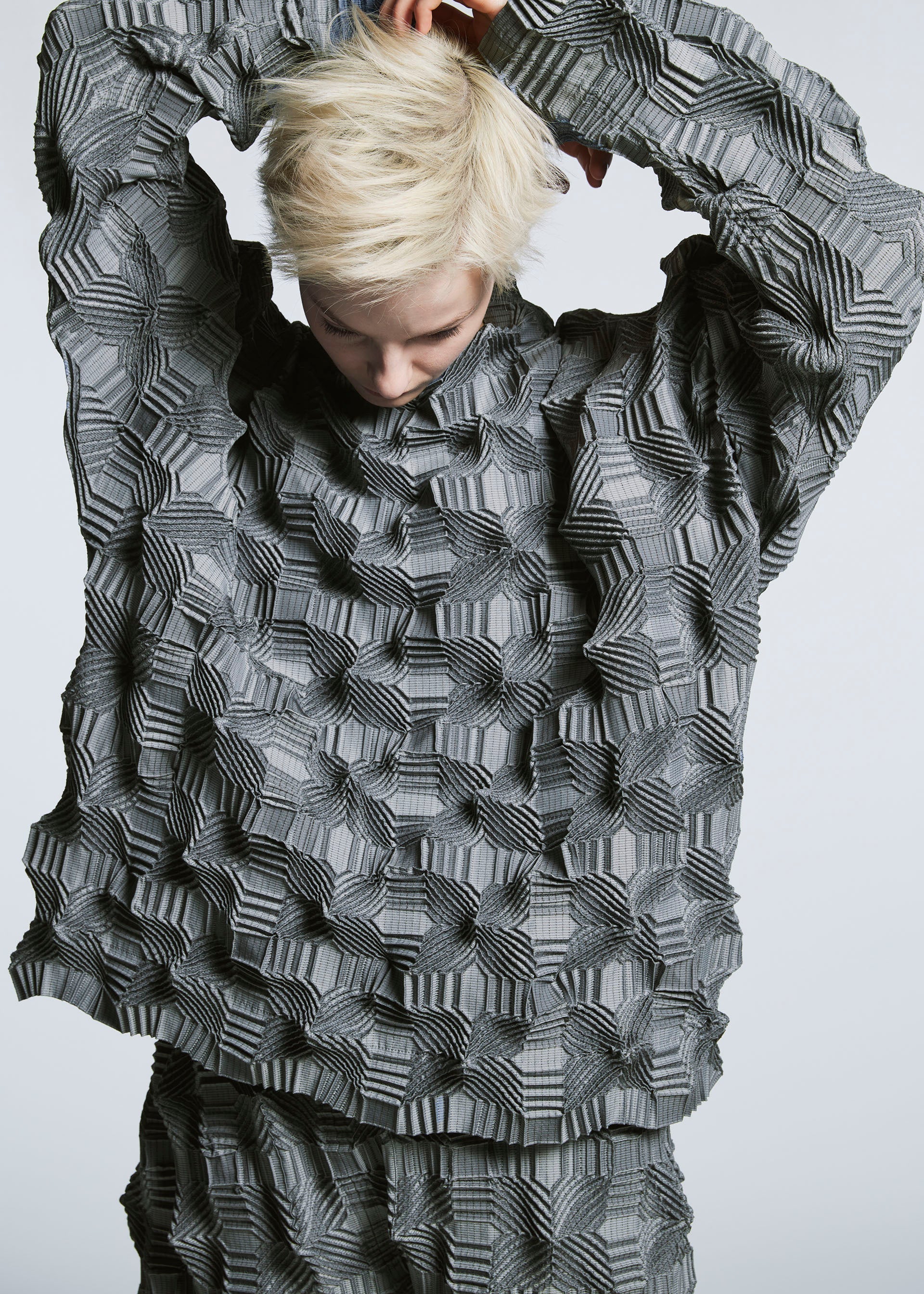 A model wears the A-POC ABLE ISSEY MIYAKE TYPE O 016 shirt.