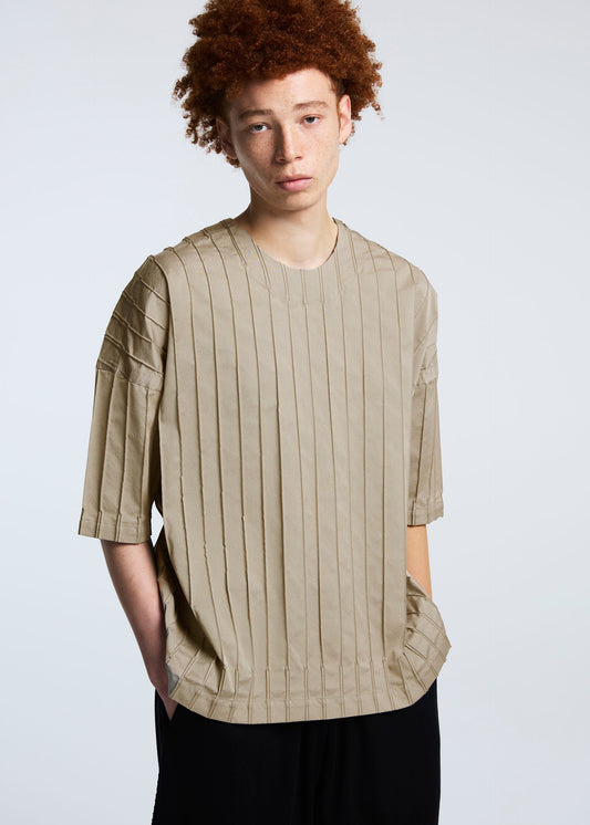A model wears the A-POC ABLE ISSEY MIYAKE TYPE W 007 2 top.