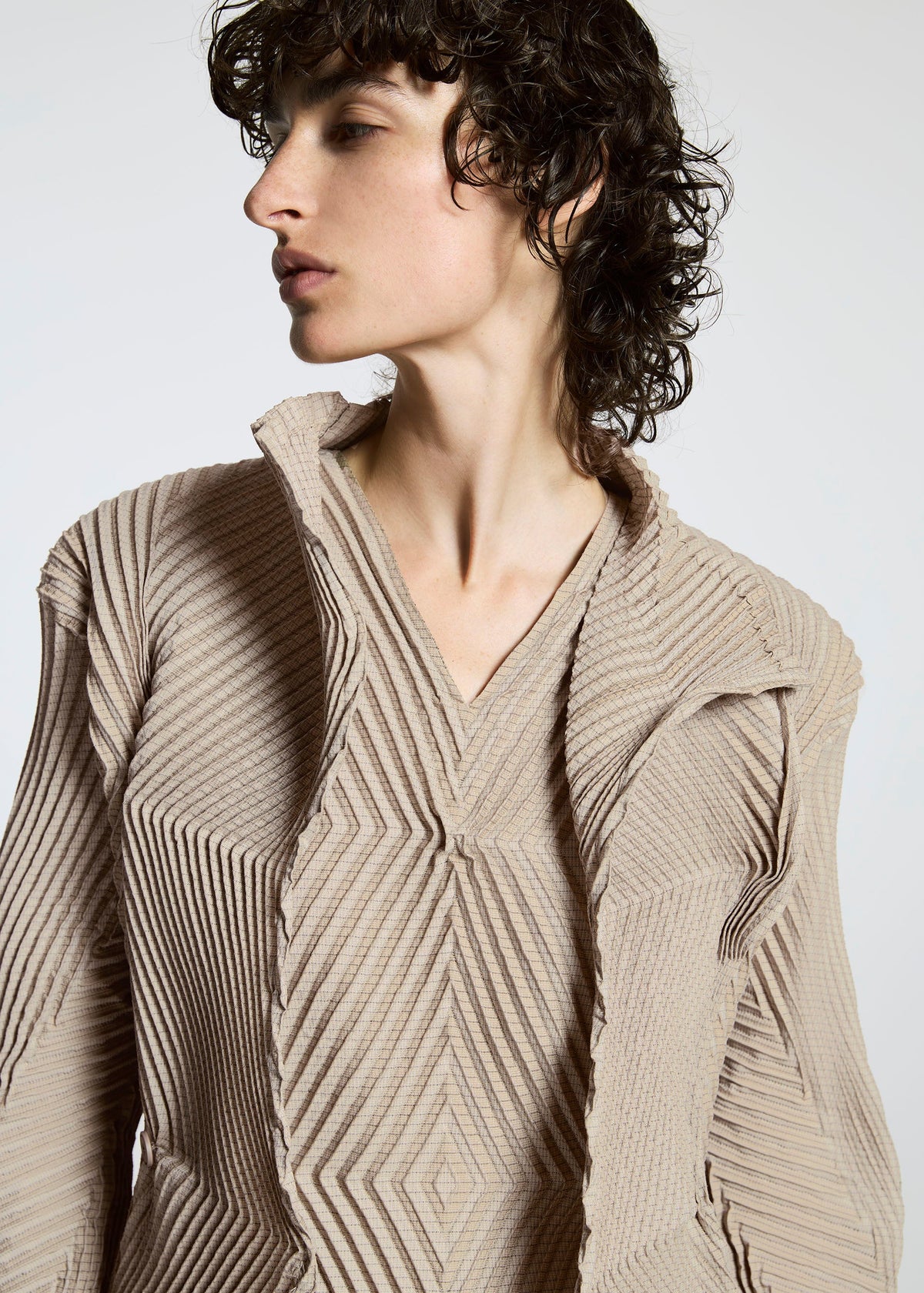 A model wears the A-POC ABLE ISSEY MIYAKE TYPE O 007 jacket.