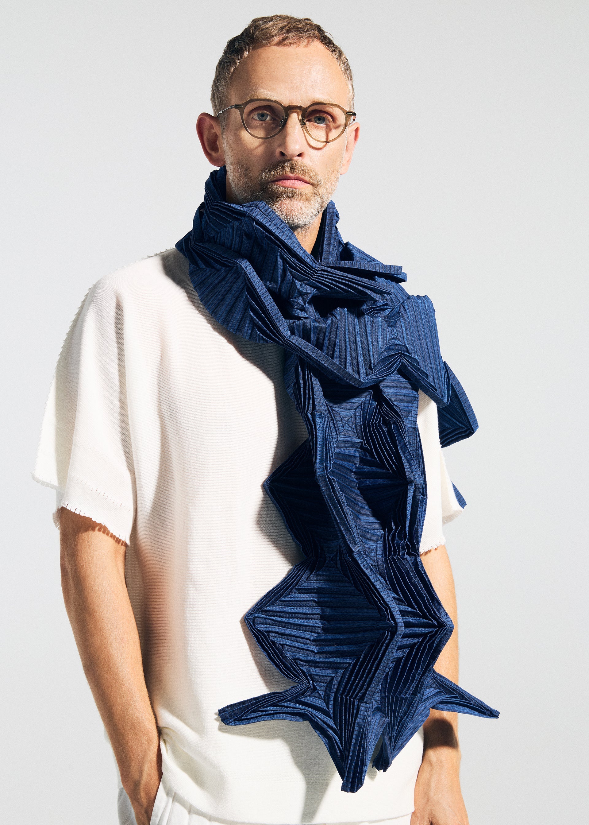 A model wears the A-POC ABLE ISSEY MIYAKE TYPE-O STOLE 002 type-o-stole-002-stole-black.