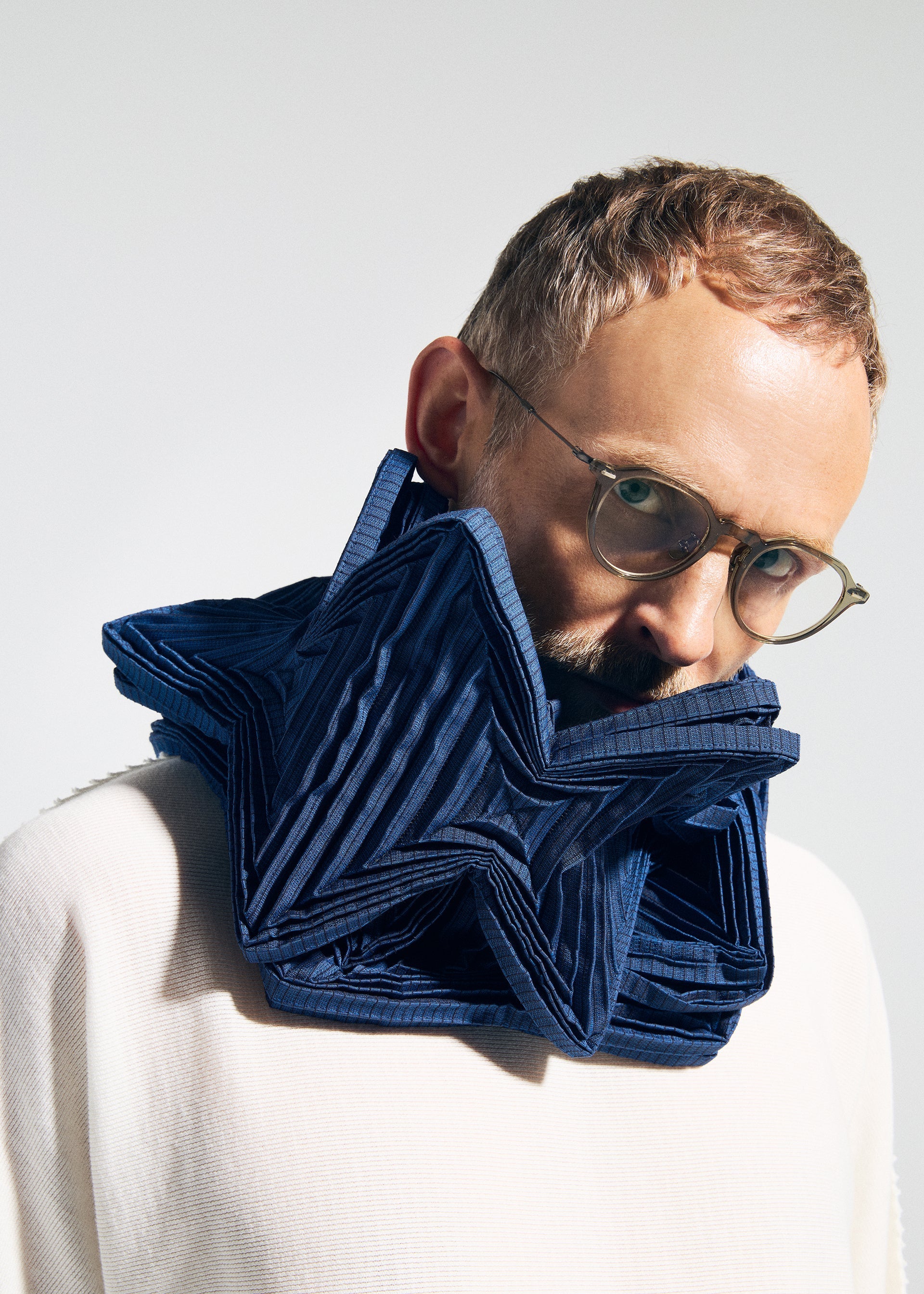 A model wears the A-POC ABLE ISSEY MIYAKE TYPE-O STOLE 002 type-o-stole-002-stole-off-white.
