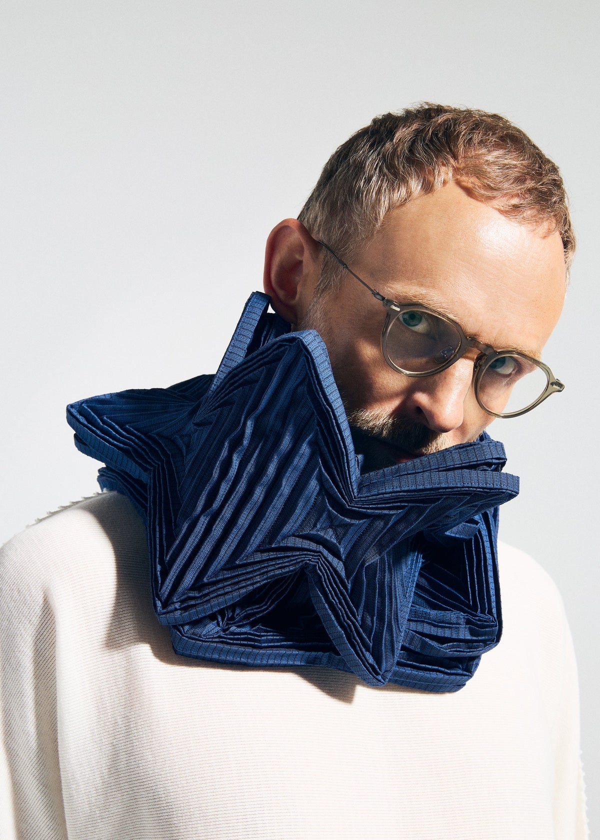 A model wears the A-POC ABLE ISSEY MIYAKE TYPE-O STOLE 002 type-o-stole-002-stole-black.