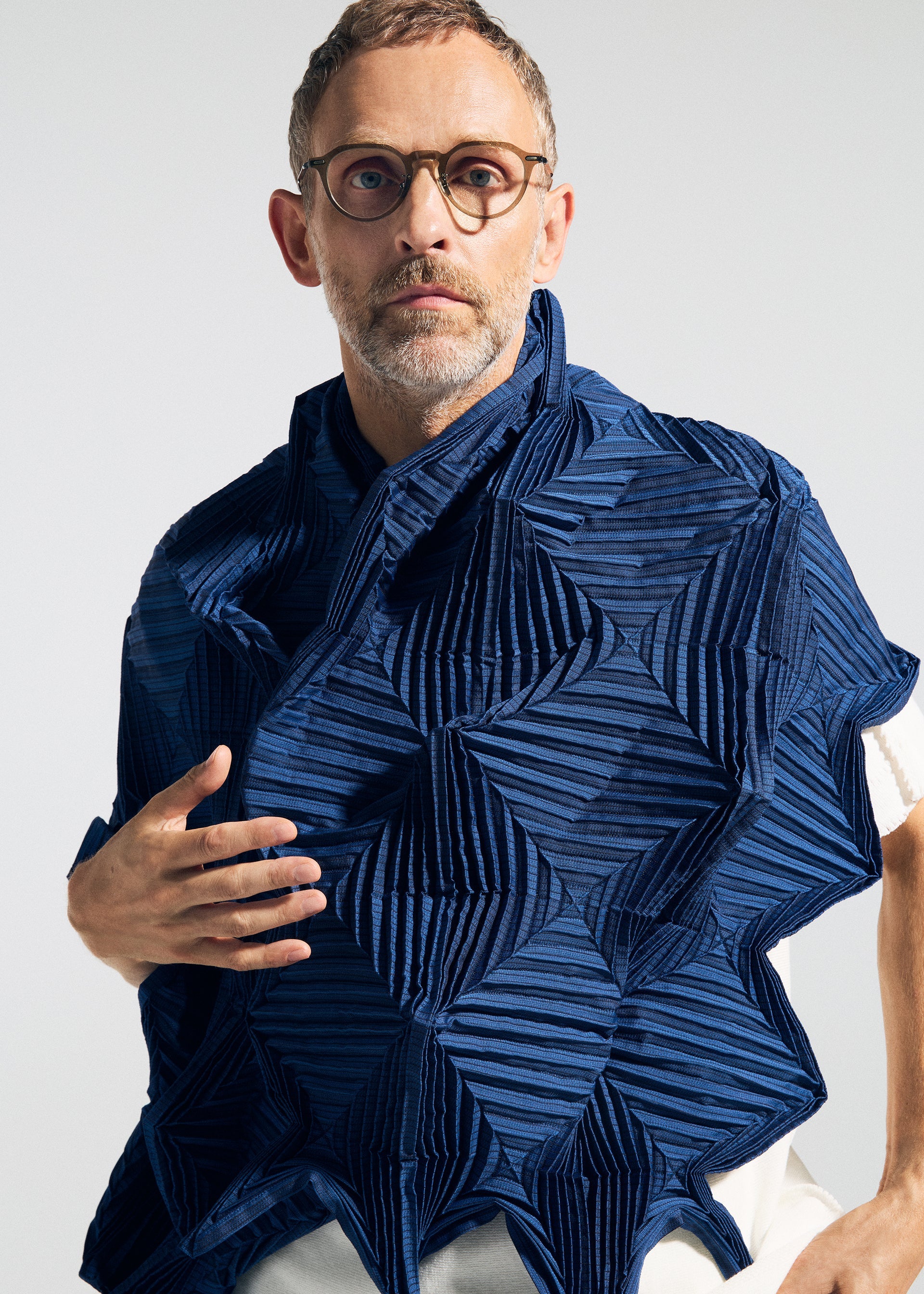 A model wears the A-POC ABLE ISSEY MIYAKE TYPE-O STOLE 002 type-o-stole-002-stole-black.