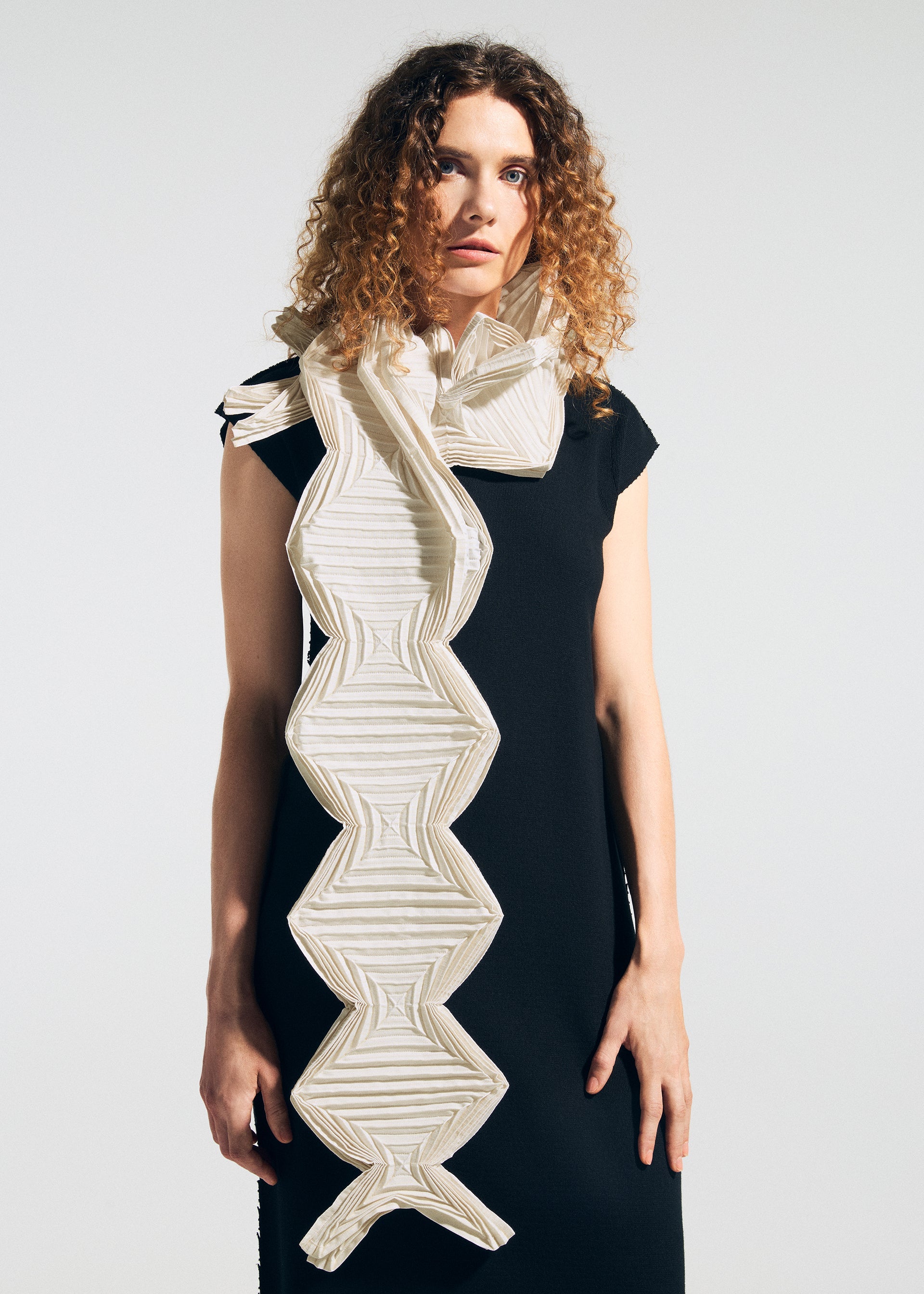TYPE-O STOLE 002 Stole Black – The official ISSEY MIYAKE ONLINE