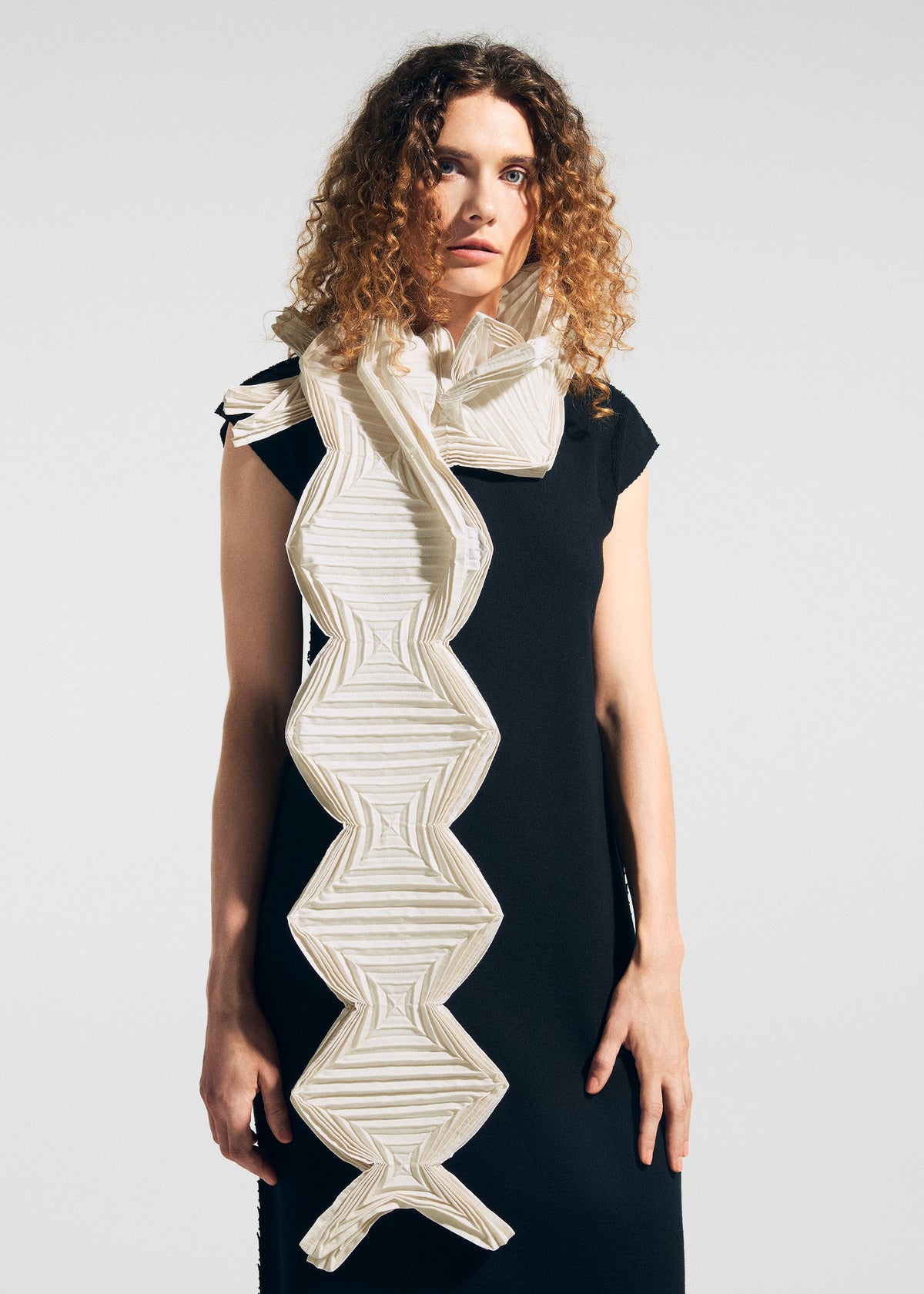 A model wears the A-POC ABLE ISSEY MIYAKE TYPE-O STOLE 002 type-o-stole-002-stole-black.